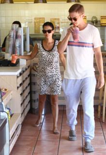 Rachel Bilson feet photo thumbnail