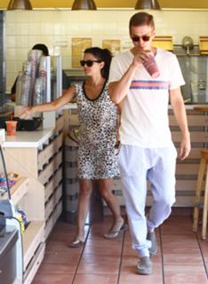 Rachel Bilson feet photo thumbnail