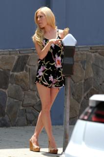 Heidi Montag feet photo thumbnail