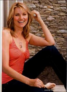 Lucy Lawless feet photo thumbnail