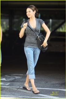 Mila Kunis feet photo thumbnail
