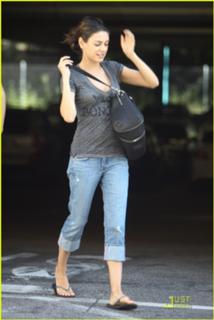 Mila Kunis feet photo thumbnail