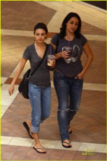 Mila Kunis feet photo thumbnail