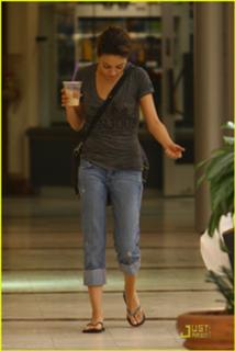 Mila Kunis feet photo thumbnail