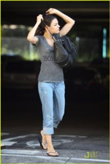 Mila Kunis feet photo thumbnail