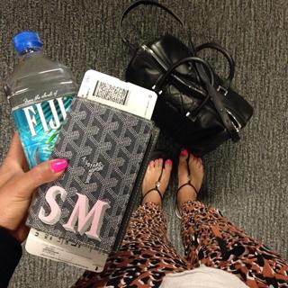 Shay Mitchell feet photo thumbnail