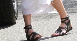 Kendall Jenner feet photo thumbnail