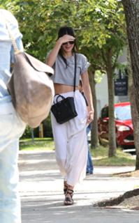 Kendall Jenner feet photo thumbnail