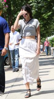 Kendall Jenner feet photo thumbnail