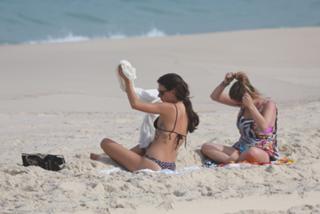 Isis Valverde feet photo thumbnail