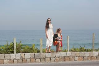 Isis Valverde feet photo thumbnail