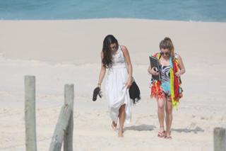 Isis Valverde feet photo thumbnail
