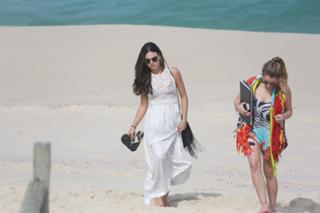 Isis Valverde feet photo thumbnail