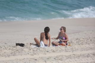Isis Valverde feet photo thumbnail