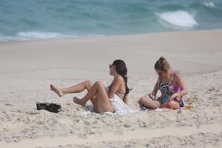 Isis Valverde feet photo thumbnail