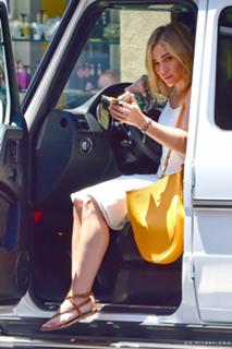Hilary Duff feet photo thumbnail