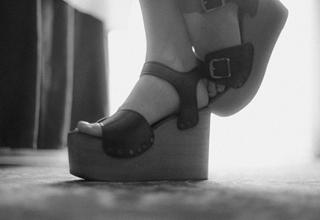 Blanca Suárez feet photo thumbnail