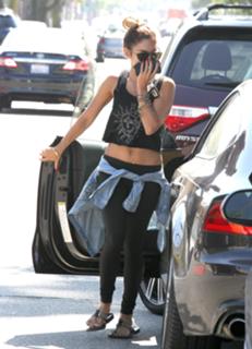 Vanessa Hudgens feet photo thumbnail