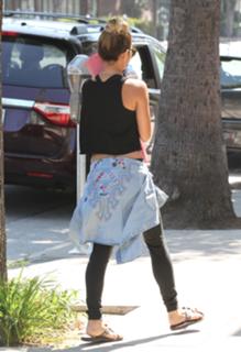 Vanessa Hudgens feet photo thumbnail