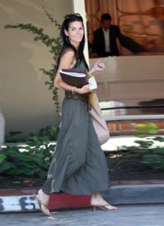 Angie Harmon feet photo thumbnail