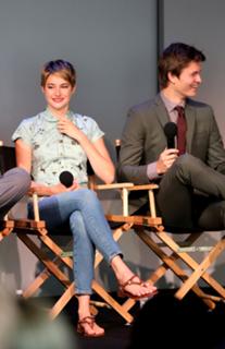 Shailene Woodley feet photo thumbnail