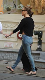 Jennifer Lopez feet photo thumbnail
