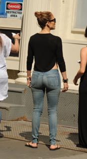 Jennifer Lopez feet photo thumbnail