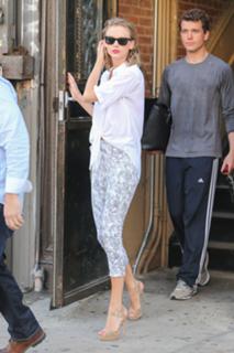 Taylor Swift feet photo thumbnail