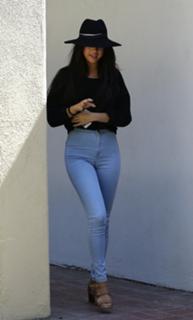 Selena Gomez feet photo thumbnail