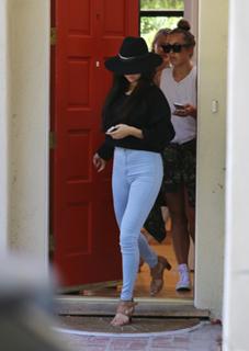 Selena Gomez feet photo thumbnail