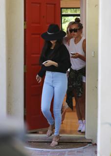 Selena Gomez feet photo thumbnail