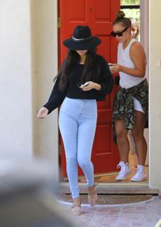 Selena Gomez feet photo thumbnail