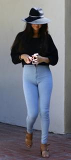 Selena Gomez feet photo thumbnail