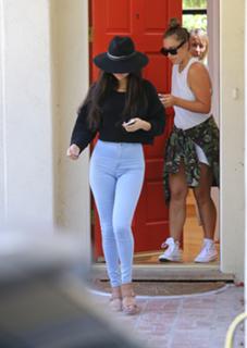 Selena Gomez feet photo thumbnail