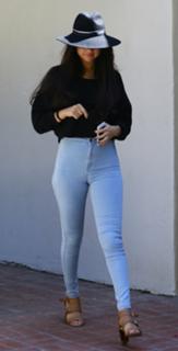Selena Gomez feet photo thumbnail