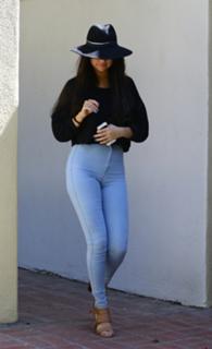 Selena Gomez feet photo thumbnail