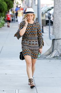 Hilary Duff feet photo thumbnail