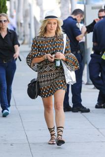 Hilary Duff feet photo thumbnail