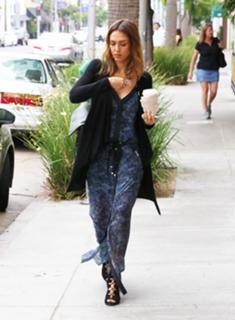 Jessica Alba feet photo thumbnail