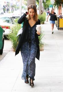 Jessica Alba feet photo thumbnail