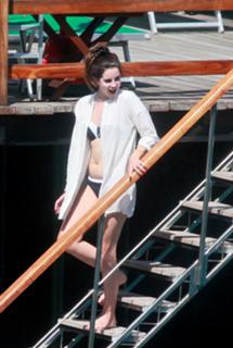 Lana Del Rey feet photo thumbnail