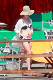 Lana Del Rey feet photo thumbnail
