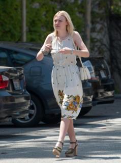 Dakota Fanning feet photo thumbnail