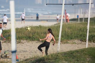Isis Valverde feet photo thumbnail