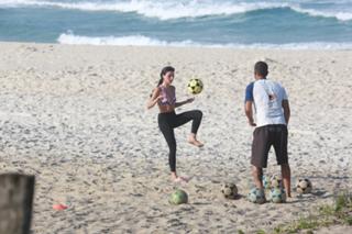 Isis Valverde feet photo thumbnail