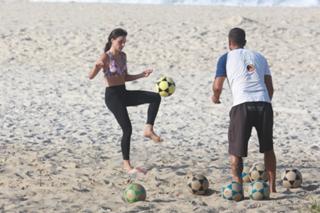 Isis Valverde feet photo thumbnail