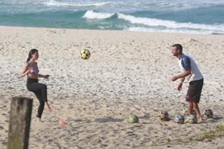 Isis Valverde feet photo thumbnail
