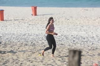Isis Valverde feet photo thumbnail