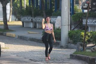 Isis Valverde feet photo thumbnail