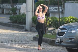 Isis Valverde feet photo thumbnail